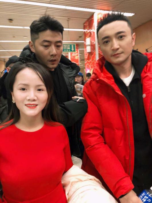 2019央视春晚嘉宾神首创始人黄寿仙女士春晚现场向全国人民拜年!