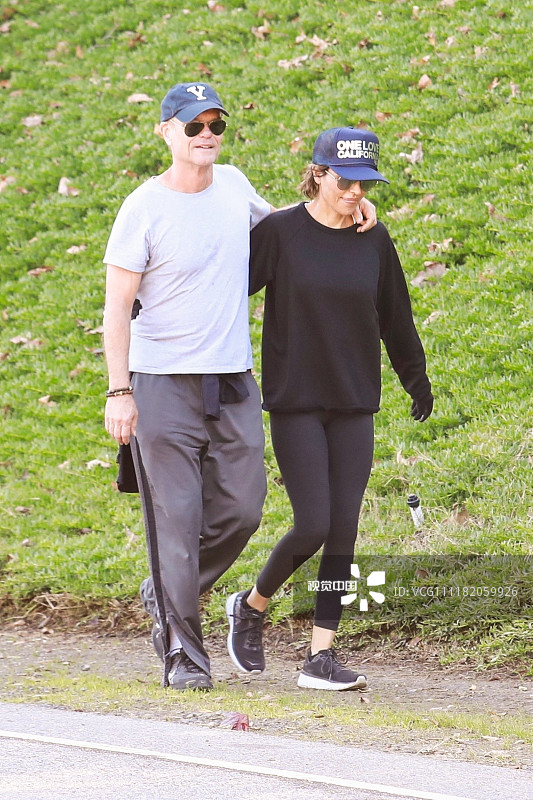 丽莎·林娜纯黑look低调舒适 和老公哈里·哈姆林搂腰散步幸福满溢