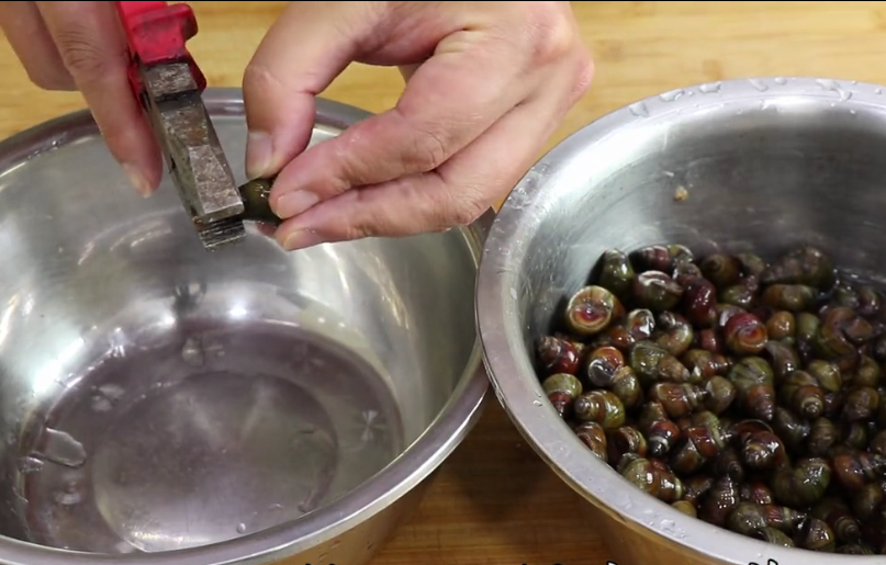 1.准备好洗干净的田螺,剪去屁股,再反复清洗干净