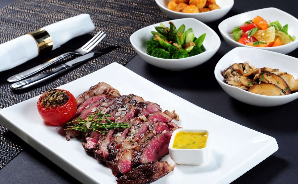 吃西餐牛排,里面的生鸡蛋别直接吃,快来看正确做法,别闹笑话了