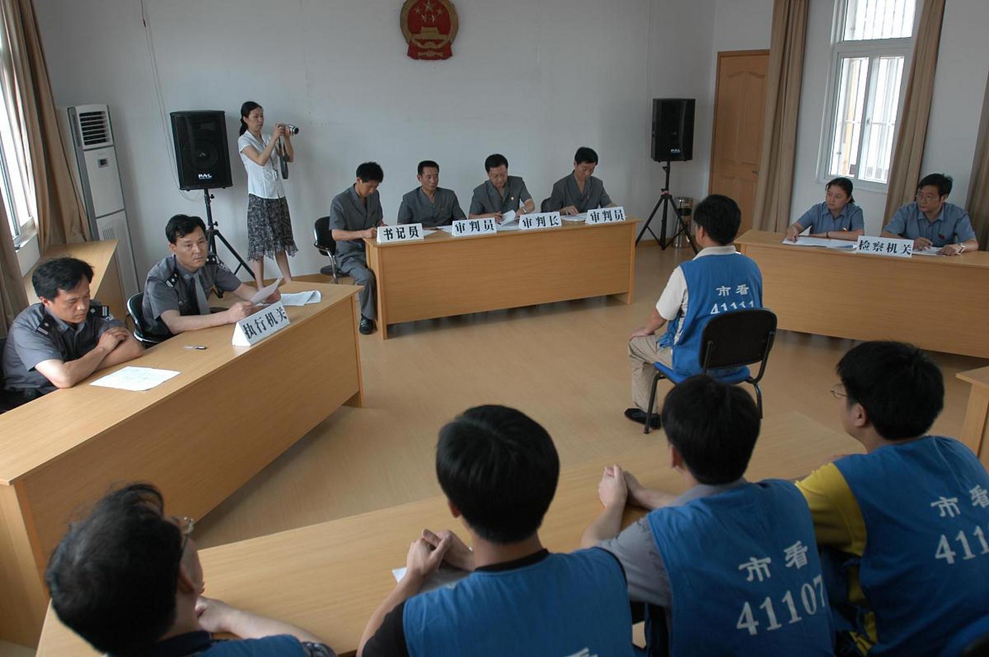 其中一件必做的事情就是"坐板",这也是监狱里最痛苦的时刻之一.