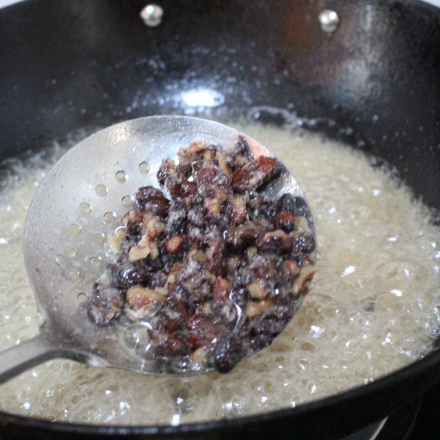 酥红豆是云南的一道家常小菜,煮熟的红豆裹上干淀粉,入油锅炸至酥脆