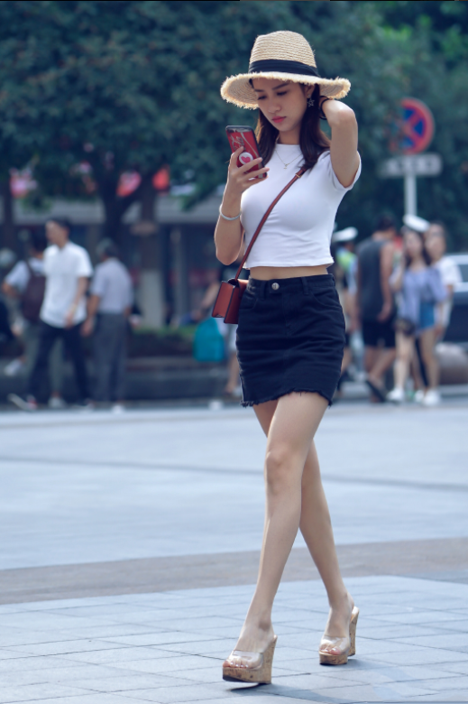 街拍:图2白色吊带连衣裙更显肤白,看小姐姐的大白腿多
