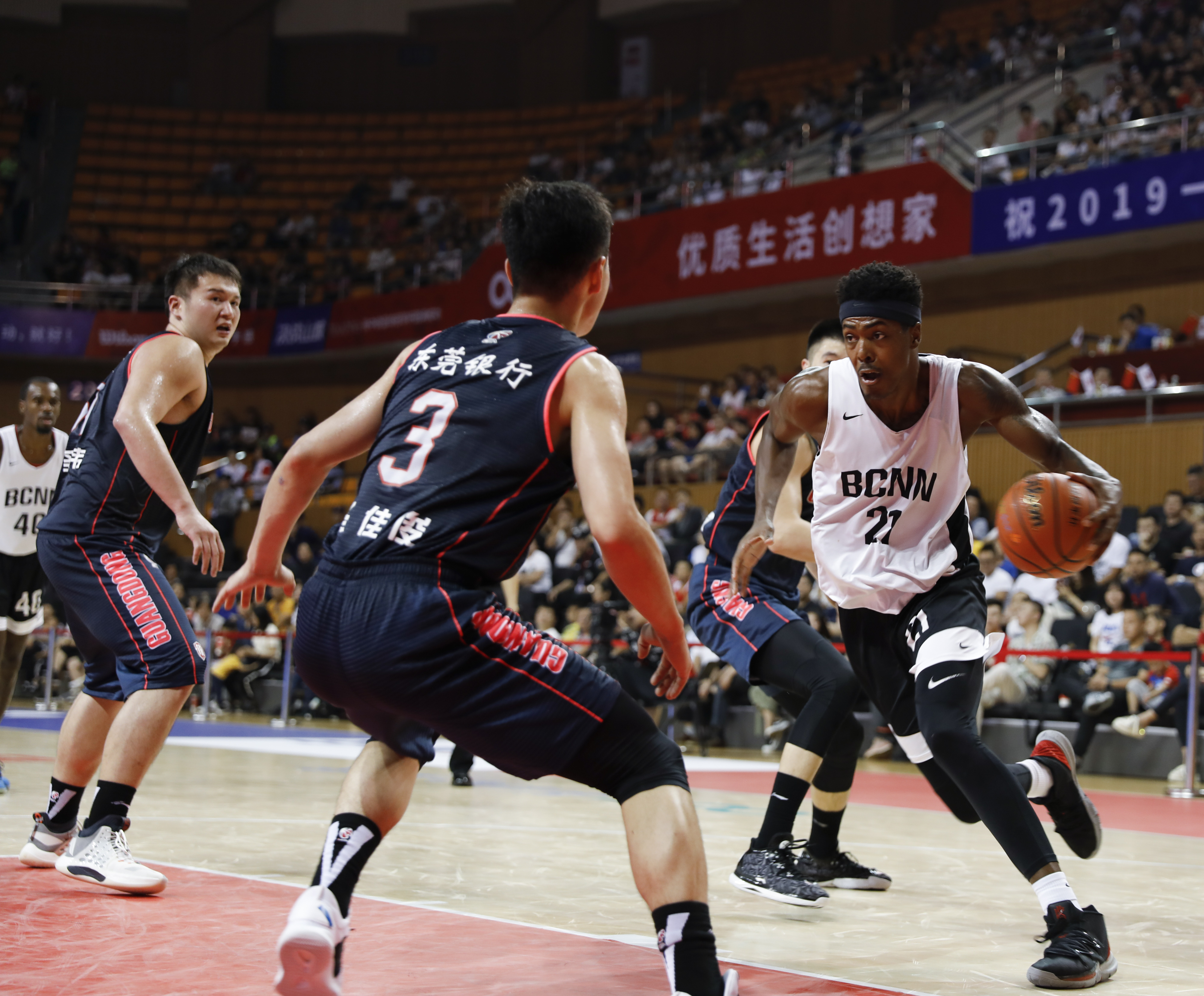 篮球——"一带一路"中欧篮球冠军杯:广东东莞银行队不敌俄罗斯诺夫哥