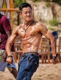 他是功夫皇帝,因没有腹肌被骂"娘炮",网友:甄子丹不错