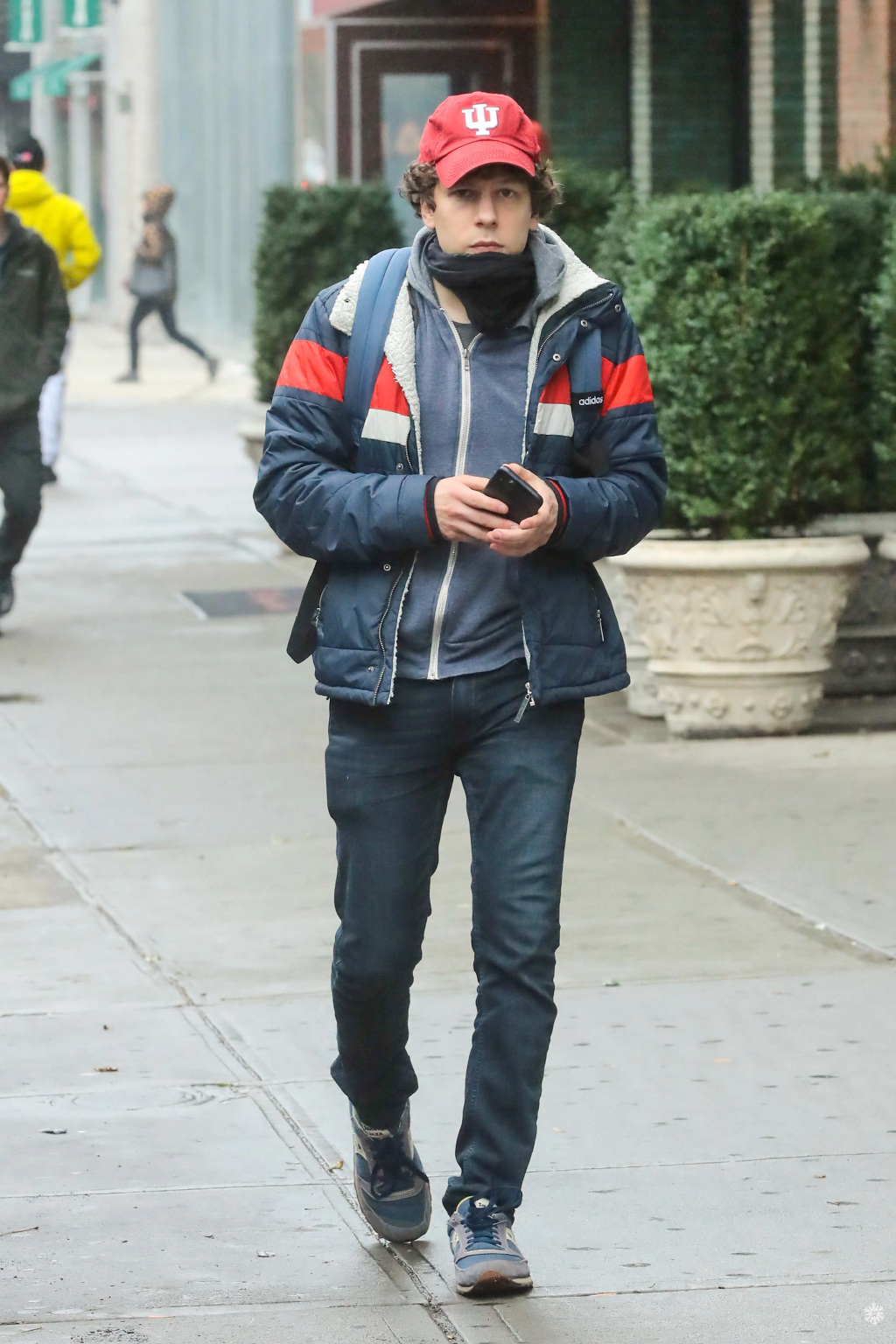 "卷西"杰西·艾森伯格长胖了!头戴鸭舌帽酷似马里奥,模样呆萌