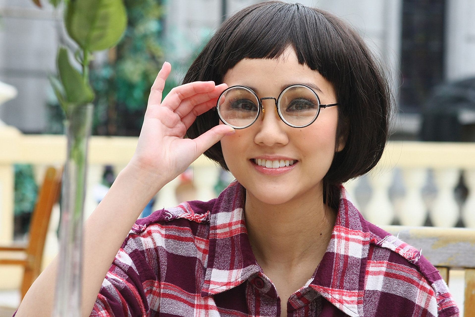 谢安琪是香港乐坛的实力派歌手,她的音乐作品关注社会现实,具有深刻的