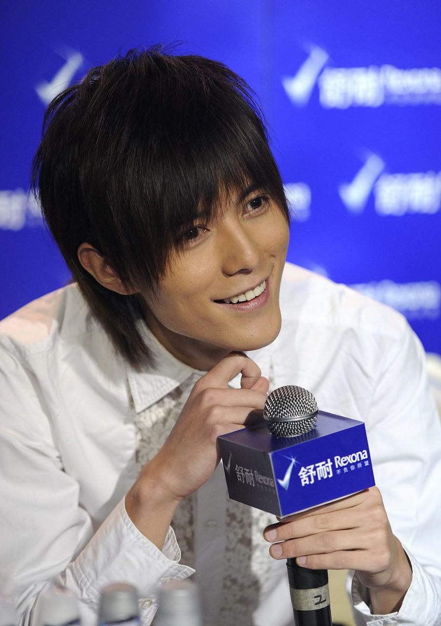 张超《加油好男儿》出道,要说糊吧,也陆陆续续演过点电视剧,代表作是