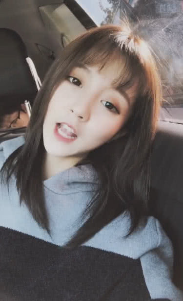 莉哥车上自拍搞怪卖萌,身后一个细节让粉丝心寒,22万网友取关