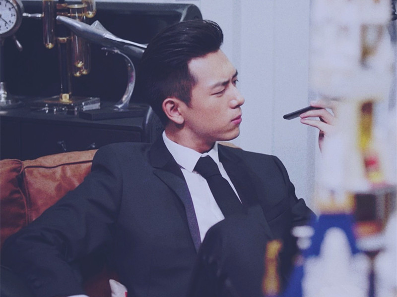 李现真"西装杀手",黑西装韩商言痞帅十足,蓝西装的他更惊艳!