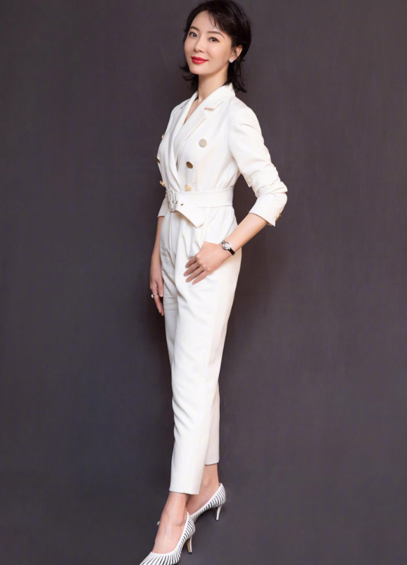陈数太霸气,白色套装 同色系高跟鞋知性又显高,不敢相信她41岁