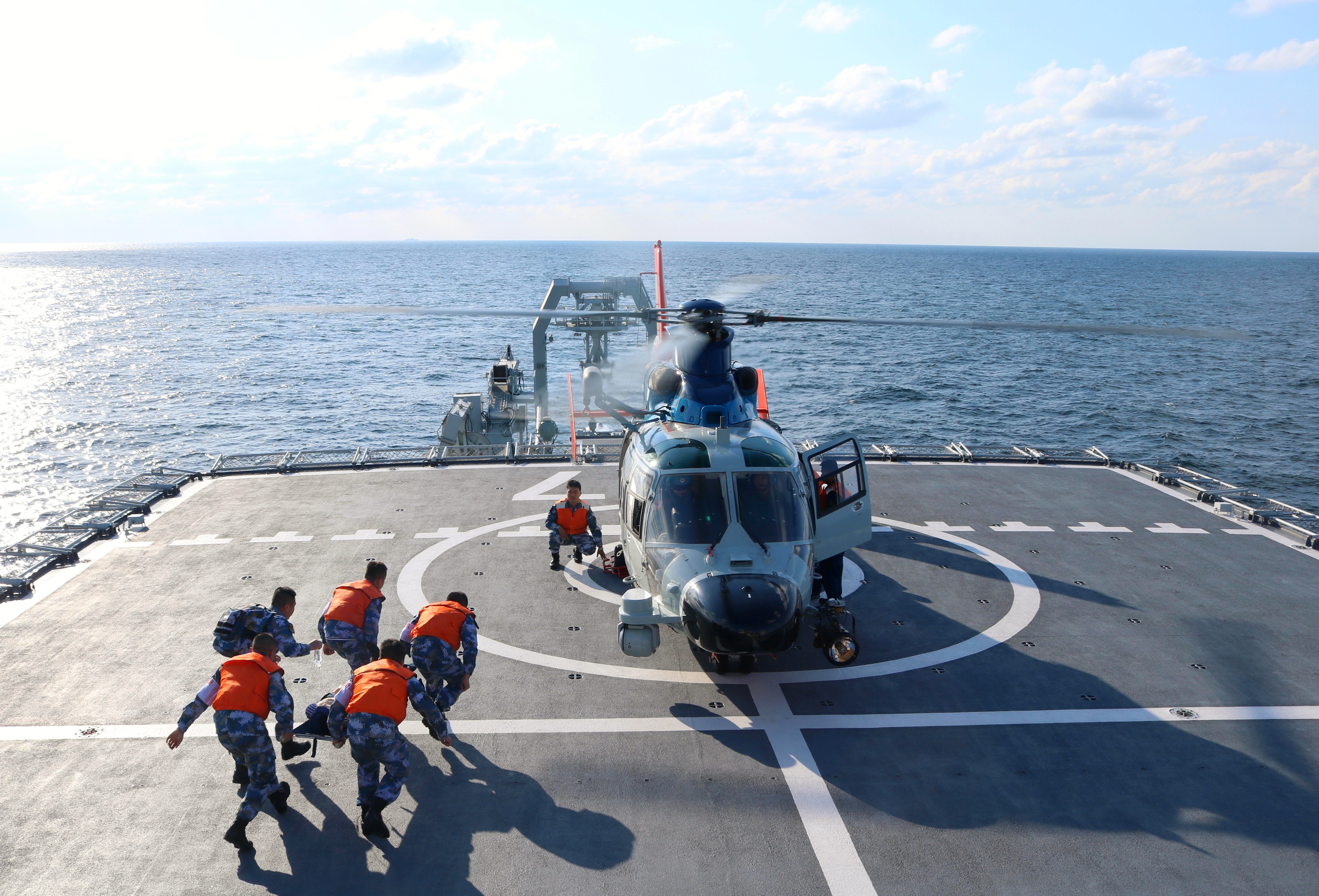 紧急救助——海军某防救支队精准立体救援"失事"潜艇目击记(1)