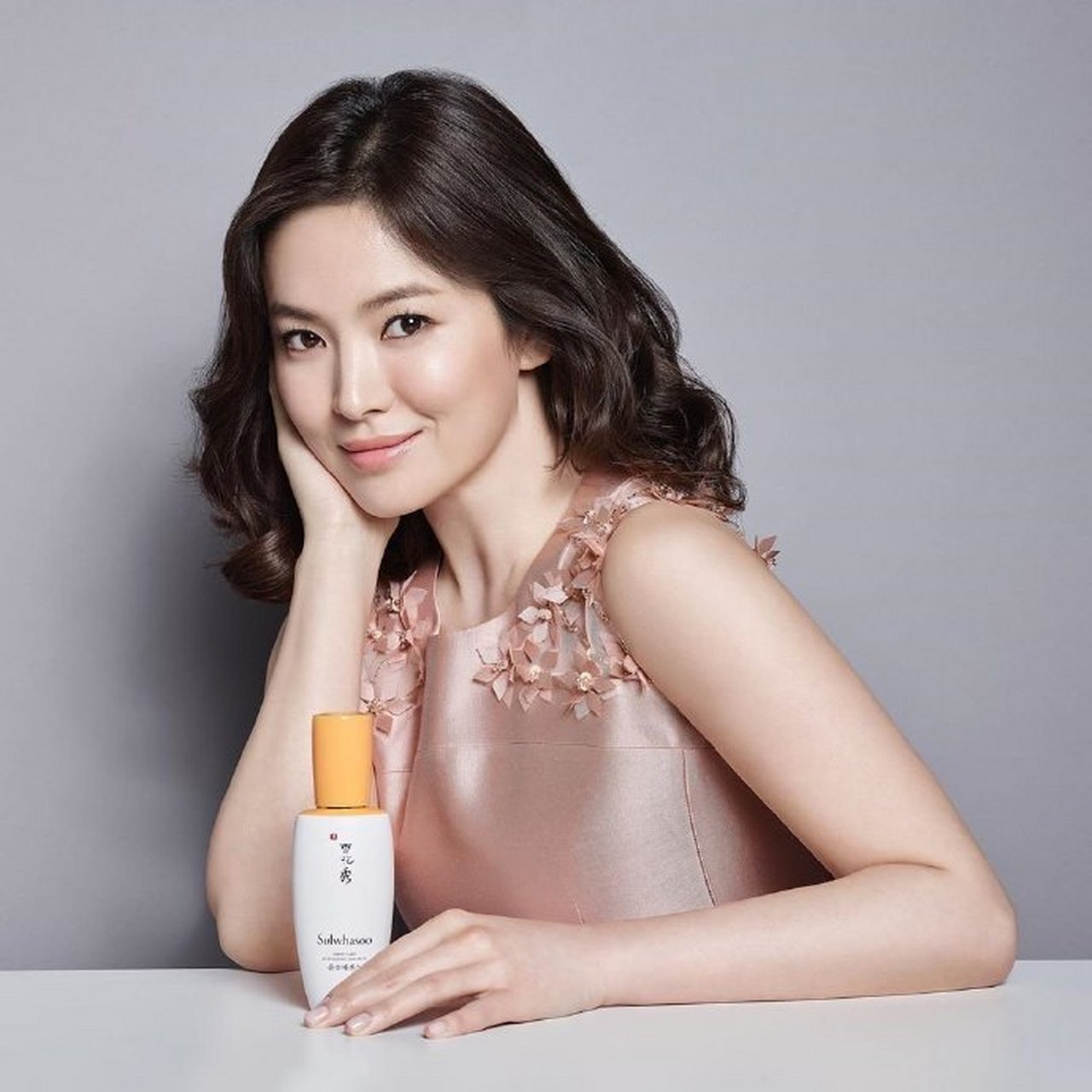 宋慧乔广告大片曝光,白色透视上衣搭配中分卷发女神范十足,皮肤保养得