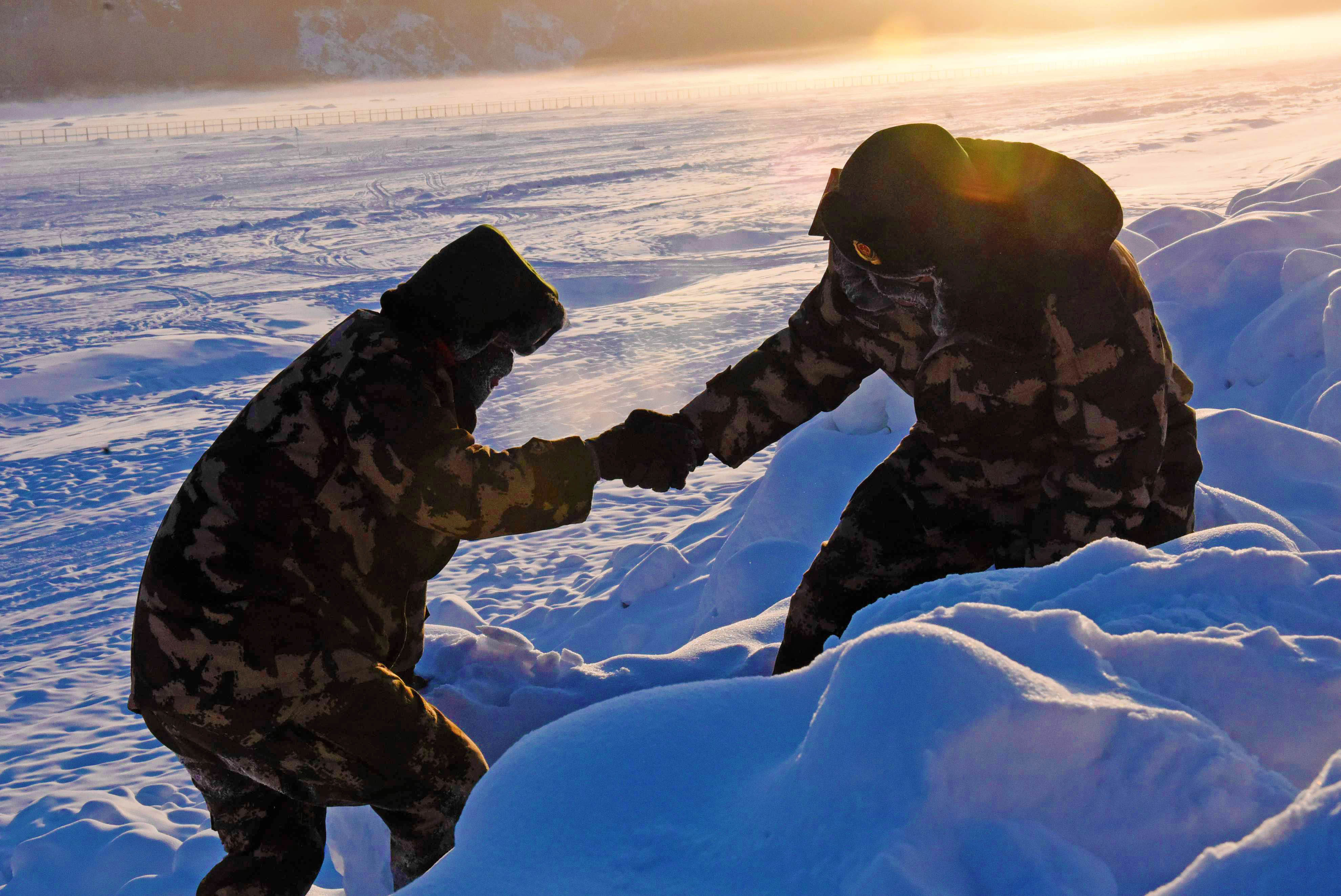 心疼,边防官兵巡逻在零下45°边境线 如冰人