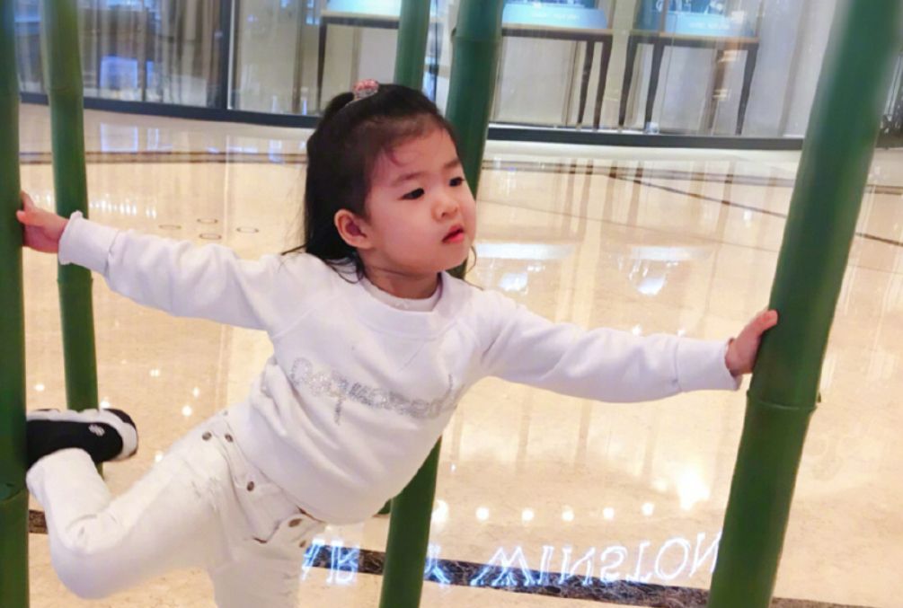 章子怡太会带娃,和苏芒合照让女儿拍照,醒醒头发太随性笑翻众人