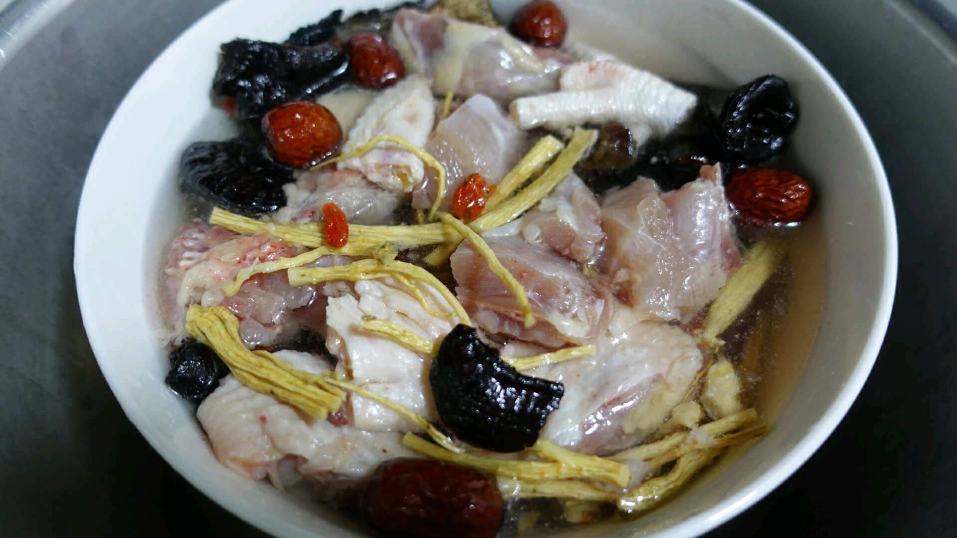 灵芝炖鸡汤,材料简单,营养美味增强免疫力