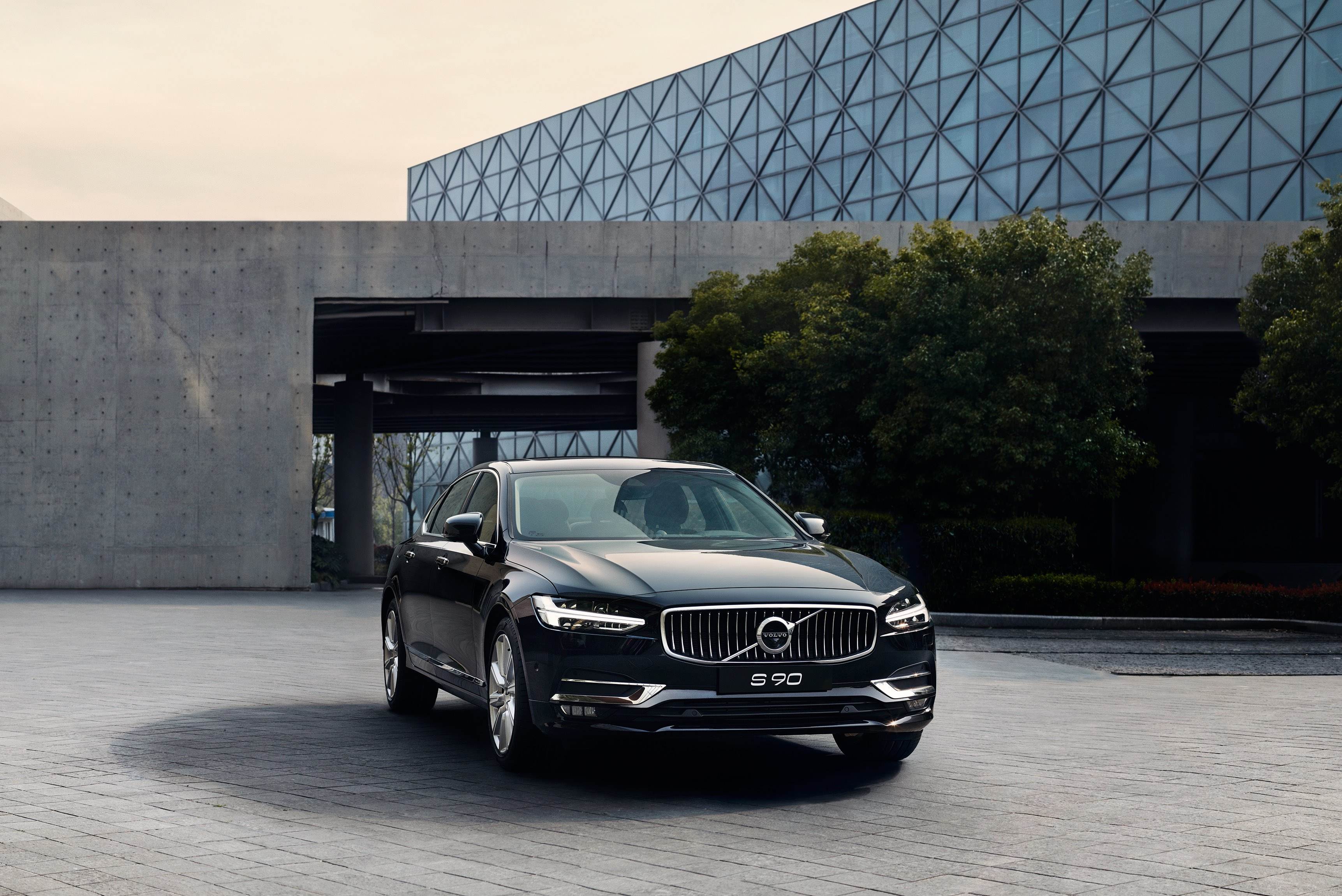 从空间角度对比评测沃尔沃s90 t5与梅赛德斯奔驰e200的综合差距