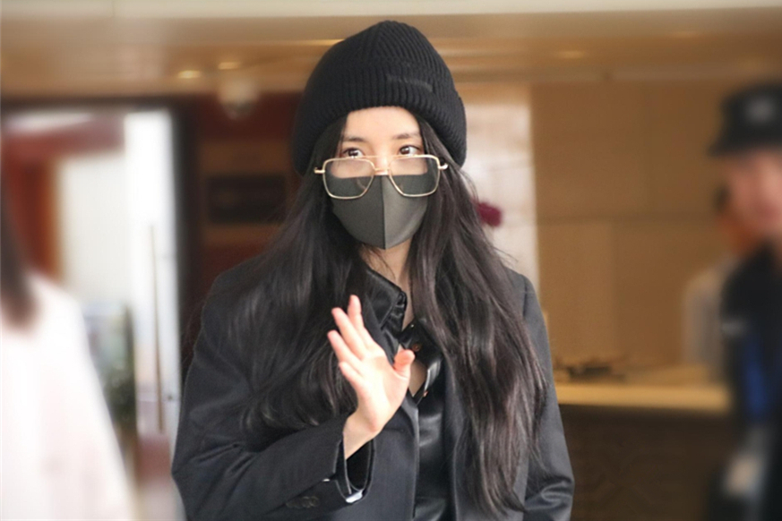 33岁杨幂近照曝光,西装配牛仔裤帅气满格,头戴毛线帽显脸更娇小