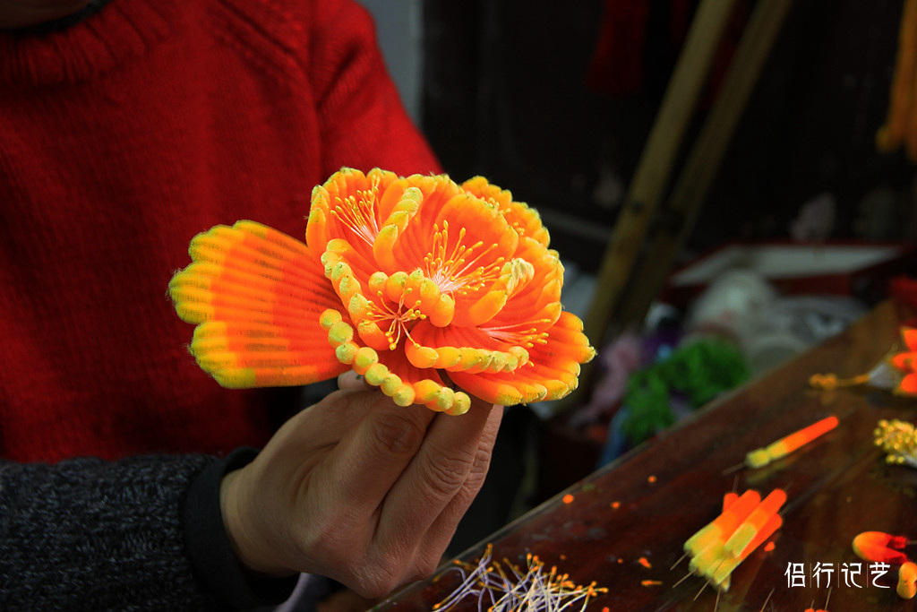 绒花又被称为发髻上的南京,南京绒花的历史可以上溯到唐朝,它来源于