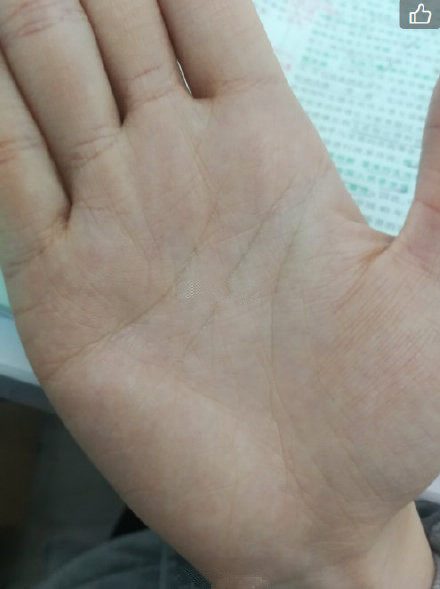 手掌中主干纹路清晰,无明显的杂纹,运势较为顺畅