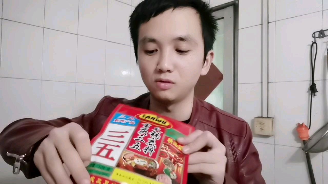 三黄鸡炖白蘑菇,再配上重庆三五火锅底料,这样做味道还不错