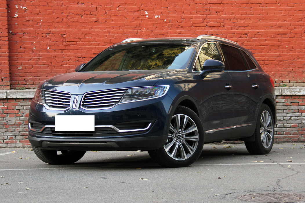 林肯mkx侧面设计双腰线,车尾饱满有张力,内饰典型的美系豪华车