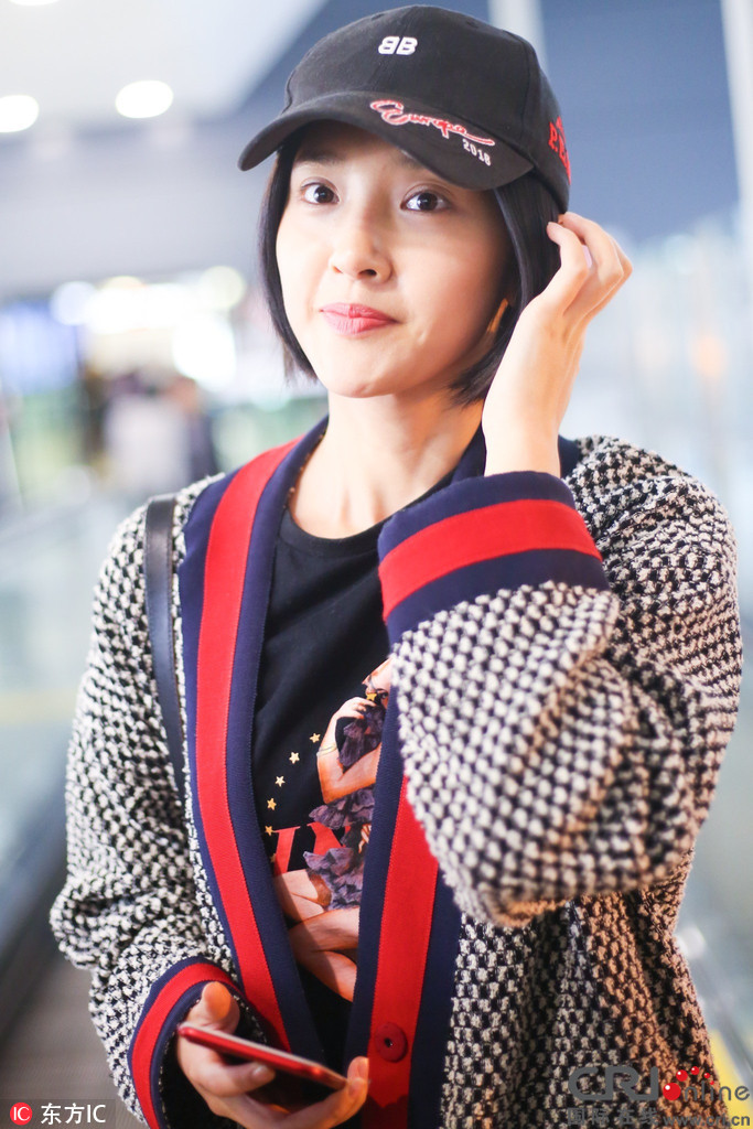 唐艺昕素颜现身 害羞捂嘴傻笑十分可爱