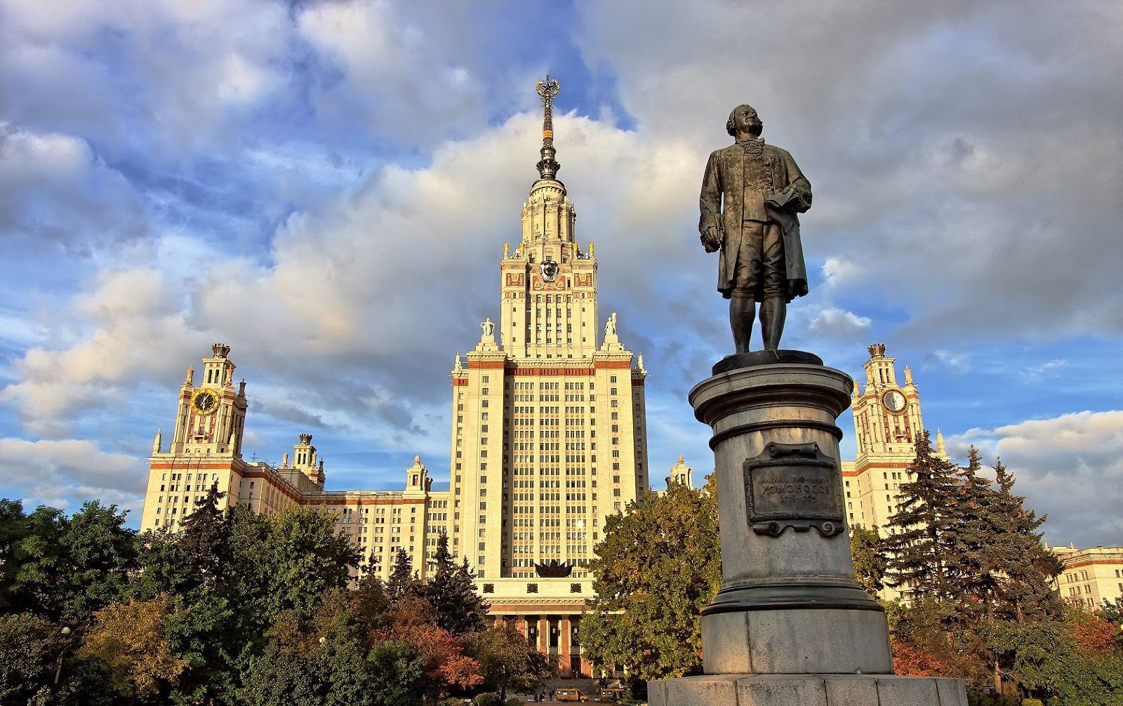 莫斯科大学是莫斯科最古老,历史最悠久的大学.