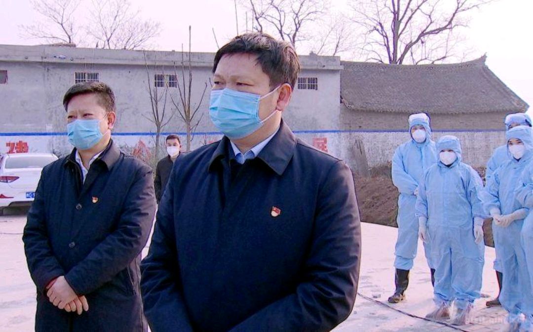 宝丰县委书记许红兵亲临一线感动拒绝防护的村民