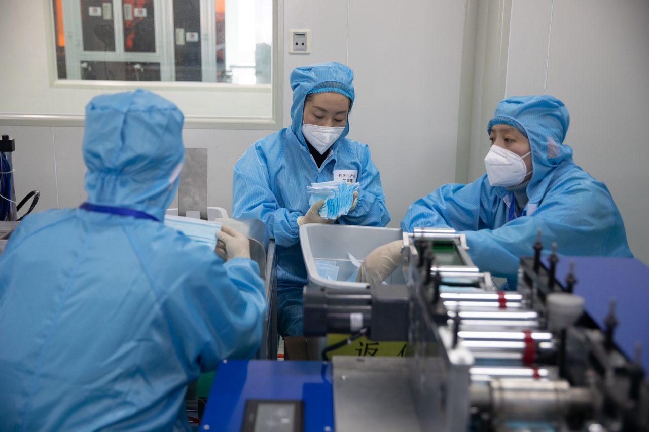 疫情下的口罩生产线