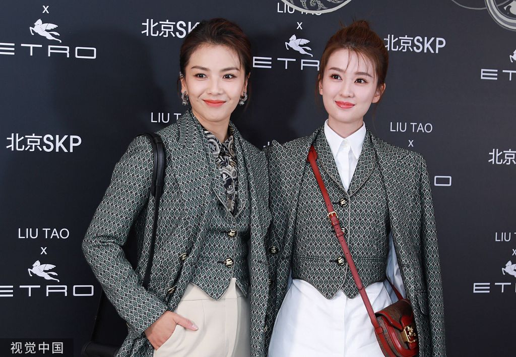 刘涛复古三件套展女王气场 和乔欣亲密碰头再续姐妹情