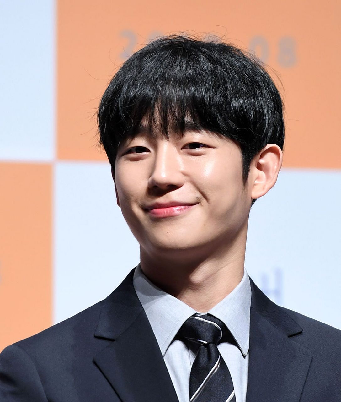 韩国男演员丁海寅因《经常请吃饭的漂亮姐姐》走红,之后演出《雪降花