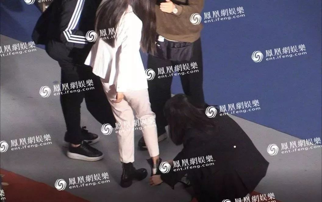 angelababy片场耍大牌?她的助理半跪给她脱袜子换鞋
