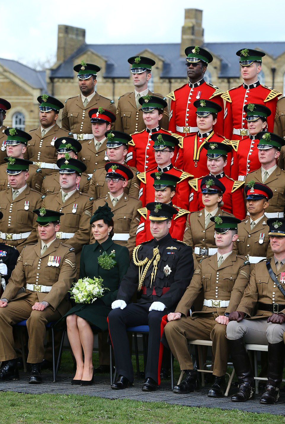 英国威廉王子夫妇传统节日进军营,凯特王妃一身翡翠绿裙装很应景