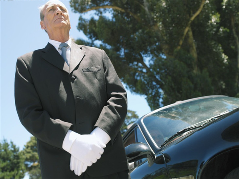 50岁富豪月薪10万招司机,要求却得不到满足,网友:太为难!