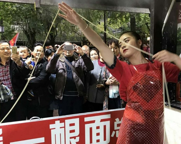 90后女孩人称"一根面西施"爆红网络后,老板:愿出资为她拍电影