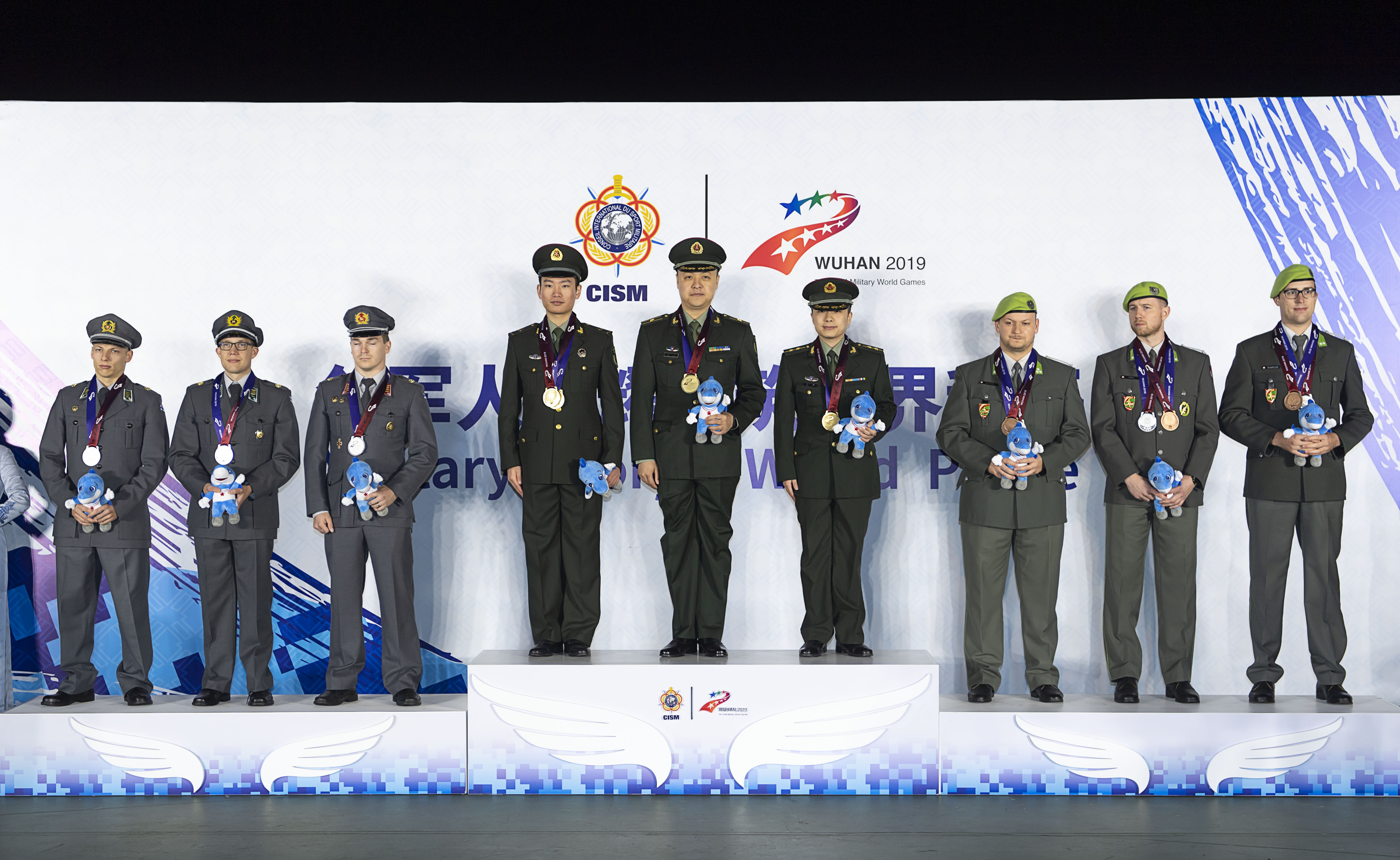 射击——男子300米步枪军事速射团体赛颁奖仪式举行(2)