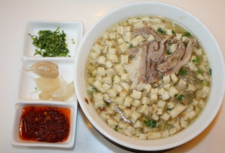 羊肉泡馍,平凉人接待客人,羊肉泡是必不可少的,以前羊肉泡是专门用来