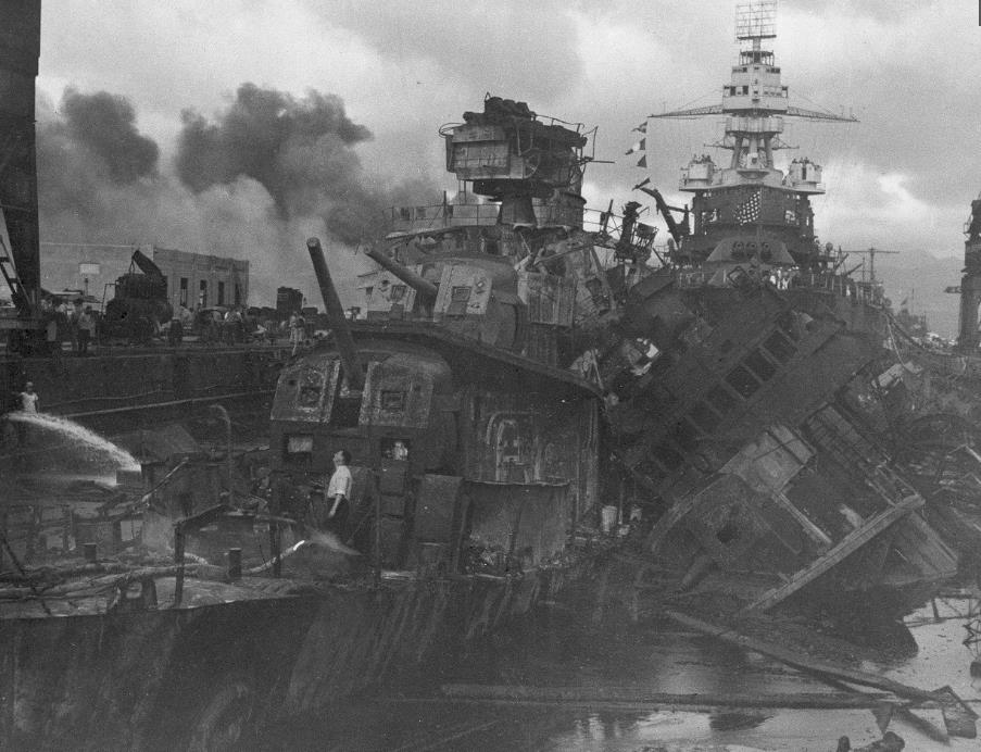 停泊在港口的美军战舰卡辛号和唐尼斯号受损严重.