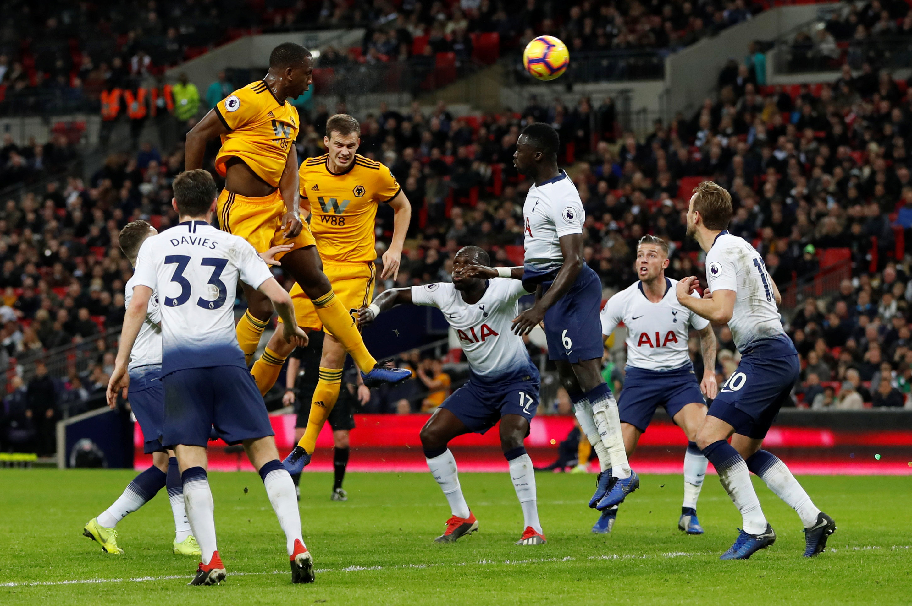 足球——英超联赛:狼队胜热刺(2)