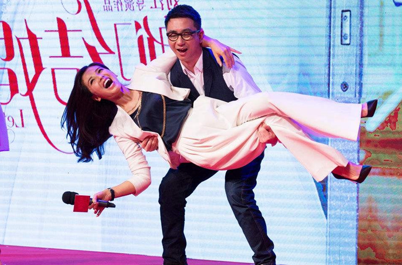 女星被公主抱:赵丽颖一脸甜蜜,鹿晗热巴超尴尬,刘涛吓得大叫