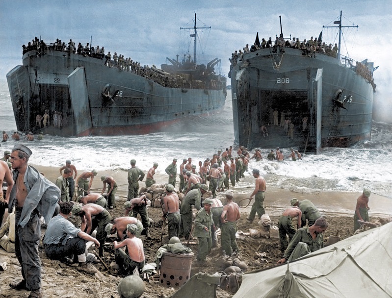 二战高清照片:美军航母沉没瞬间,被摧毁的图书馆里还有读者!