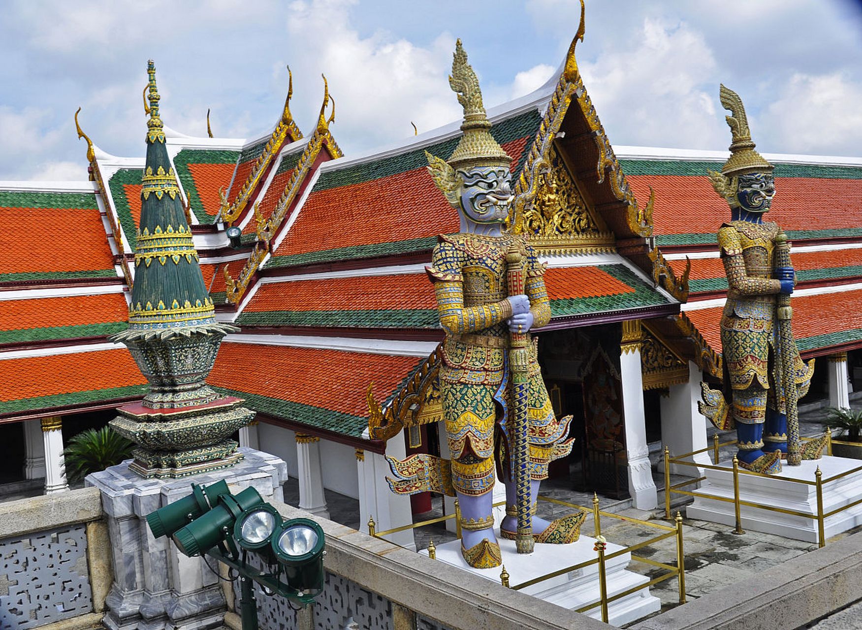 泰国14岁抢手  当地时间10月3日,曼谷市中心暹罗百丽宫购物中心发生枪