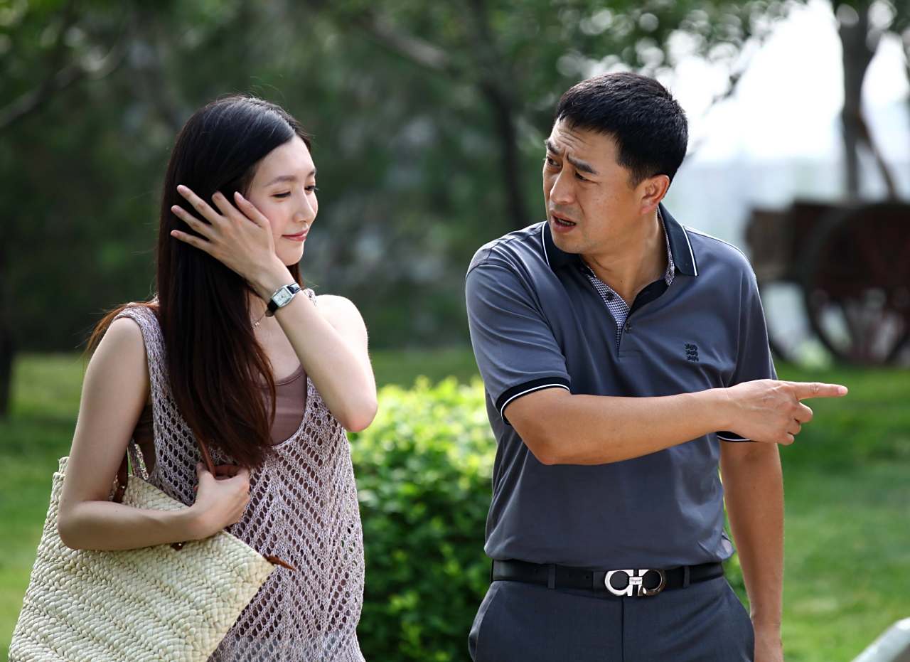 《蜗居》:这部电视剧让很多人认识了张嘉译,他扮演的宋思明很多人都