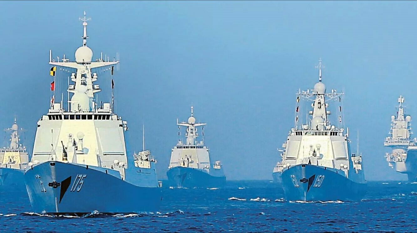 航行中的中国海军编队:战舰成群,威风凛凛