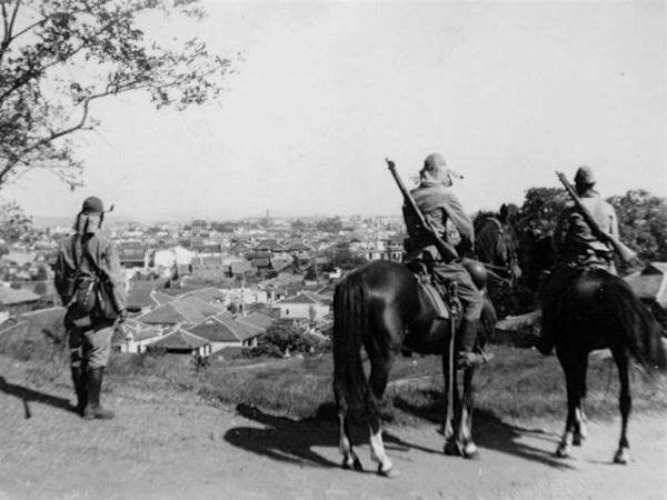 师长准备扔30颗手榴弹炸桥,突然有士兵喊:看,日军在水里