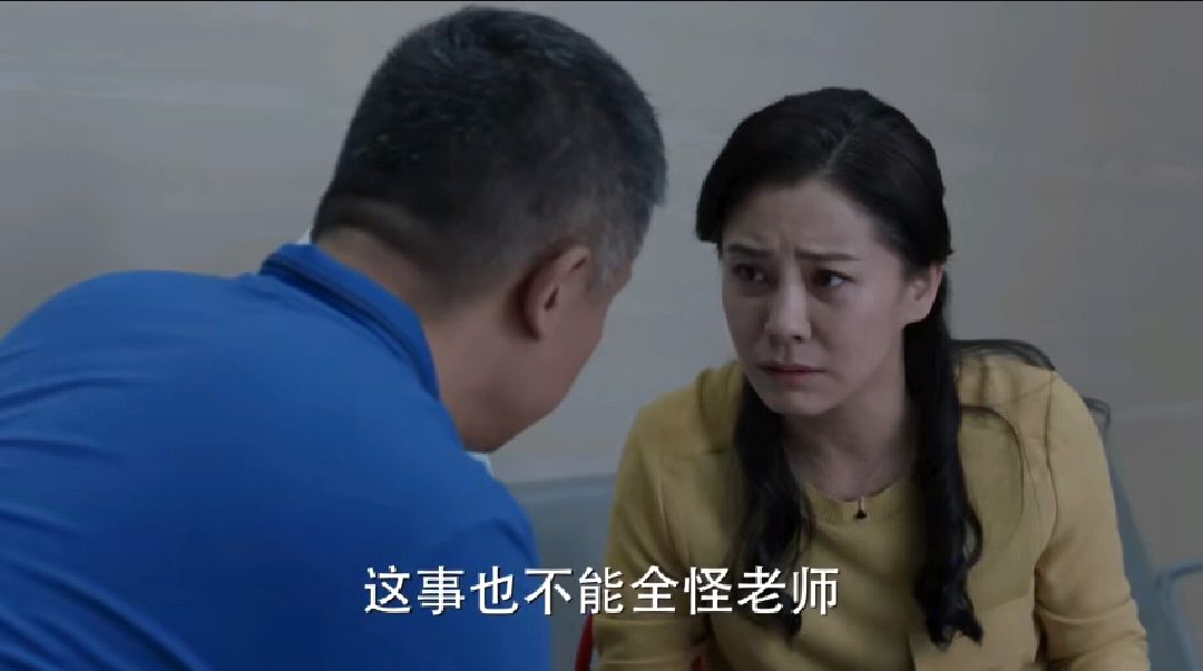 少年派:田姗姗把江天昊手机扔出窗外,昊子跳窗吓晕田老师!