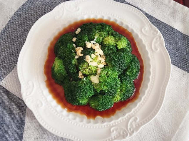 老妈教你"白灼西兰花",色翠绿,味厚重,营养高