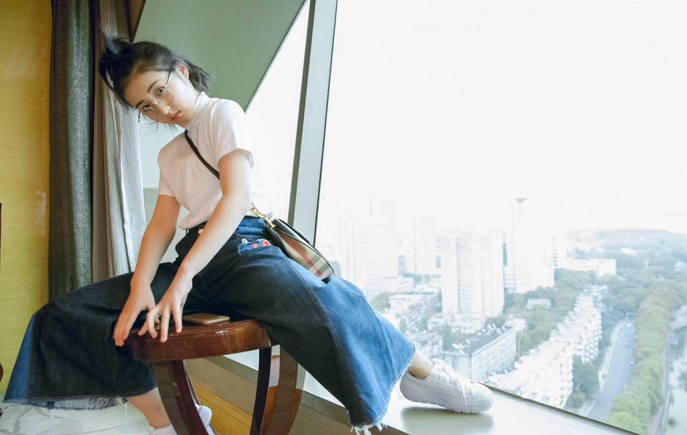 17岁张子枫身穿白t恤 牛仔裤搭配,仙气十足,挡不住满屏青春气息