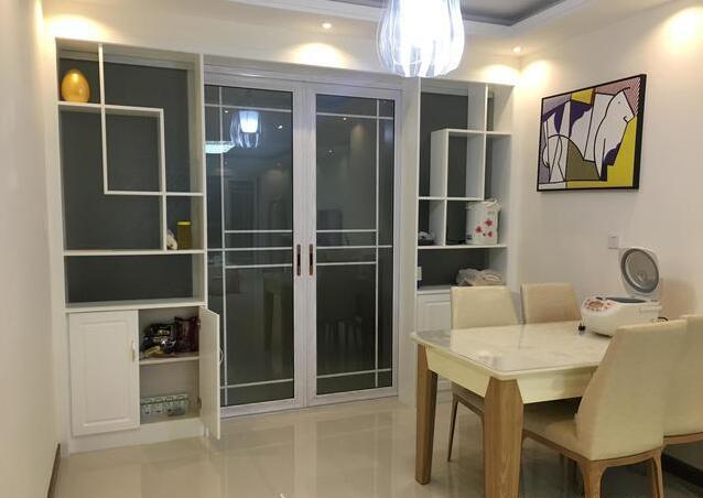 餐厅和厨房之间采用储物柜和玻璃门做隔断,美观又实用.